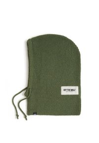 Tmavě zelená pletená čepice s ribovaným vzorem a tkaničkou se značkou "OFF THE WALL." Obsahuje nastavitelné šňůrky a štítek na spodní straně.