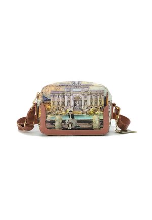 Borsa a tracolla con una stampa grafica colorata di una scena di fontana, caratterizzata da un esterno in tessuto testurizzato, dettagli in ecopelle marrone e accessori in metallo dorato.