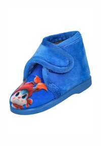 Zapatilla azul de felpa con una correa de velcro, con un diseño de personaje de dibujos animados en la parte delantera y una superficie suave y texturizada.