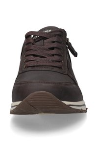 Braune Leder-Sneaker mit runder Spitze, strukturiertem Schnürdesign, weißer Sohle und seitlichem Reißverschluss für einfachen Zugang.