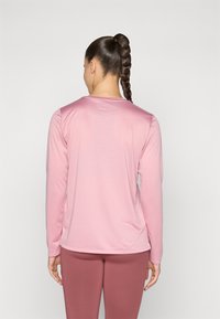 New Balance SPORT ESSENTIALS LONG SLEEVE - Ilgarankovis viršutinės dalies drabužis - pink taffy