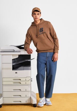 New Balance ESSENTIALS STACKED LOGO HOODIE - Kapuzenpullover - dark earth