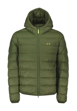 Giacca a vento verde con cappuccio, dotata di chiusura con zip, cuciture orizzontali e un piccolo logo verde chiaro sul petto.