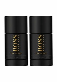 Två svarta stickdeodoranter, vardera 75 ml, märkta "BOSS THE SCENT" i guldtext. Snygg cylindrisk design med matt finish.