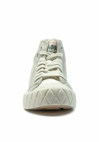 Sneaker alta in tela grigia chiara con suola in gomma bianca. Presenta punta arrotondata, lacci piatti e occhielli in metallo. Motivo testurizzato della suola.