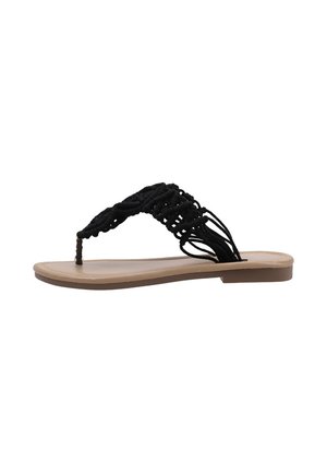 Sandalia plana con suela beige y tiras de tela negra tejida que forman un diseño estilo chancla para el pie.