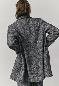 Massimo Dutti Bleiseri - mottled black