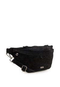 Schwarze Wildledertasche mit strukturierter Form, verstellbarem Tragegurt und metallischen Beschlägen. Besitzt einen Klappenverschluss und ein dezentes Branding-Detail.
