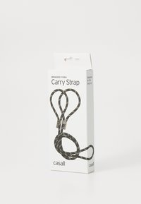 Πλεγμένος ιμάντας μεταφοράς για γιόγκα σε μαύρο χρώμα με λευκές λεπτομέρειες. Διαθέτει μεταλλικούς γάντζους και ανθεκτικό σχεδιασμό. Συσκευασμένος σε μια απλή λευκή κουτί.