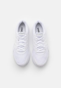 Scarpe da ginnastica bianche con tomaia in rete, chiusura con lacci e suola ammortizzata. Presentano un logo discreto sulla linguetta e sul lato.