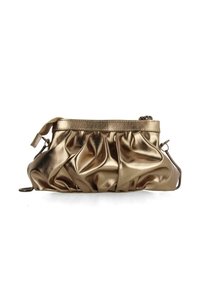 El bolso de mano metálico dorado cuenta con un diseño fruncido y plisado, una cremallera en la parte superior y una pequeña correa lateral para llevarlo. Textura suave y reflectante.