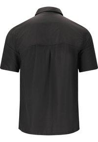 Korte mouwen zwarte blouse gemaakt van een gladde stof, met een puntige kraag, een plooien aan de achterkant en een subtiele merkl logo dicht bij de hals.