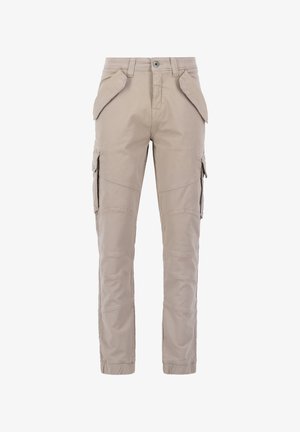 Pantaloni cargo beige realizzati in materiale resistente, con numerose tasche laterali, design a gamba dritta e accenti di cucitura visibili.