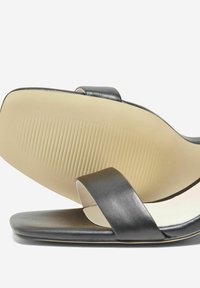 ONLY SHOES MIT ABSATZ OFFENE SPITZE VERSTELLBARER TRÄGER  - Sandali con tacco - black