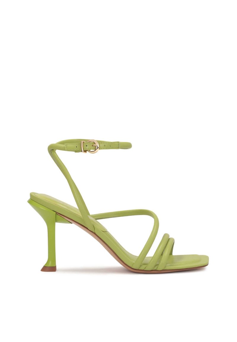 Sandales à talons vertes à lanières avec une finition en cuir lisse, présentant un talon angulaire unique et une fine lanière à la cheville avec une boucle dorée.