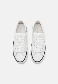 Bílé kožené tenisky s černými akcenty, kulatou špičkou, šněrováním a minimálním značením na jazyku v čistém a jednoduchém stylu.
