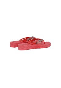 Rosa Plateau-Zehentrenner mit strukturierten Sohlen und roten Riemen, verziert mit glitzernden silbernen Akzenten.