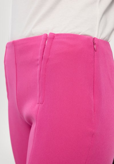 Fukšijos spalvos kelnės, pagamintos iš lygaus audinio, turinčios pritaikytą siluetą. Įrengti šoniniai užtrauktukai ir elegantiška juosmens juosta, suteikianti švarų siluetą.