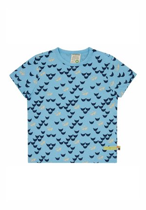 Lichtblauw T-shirt met korte mouwen, gekenmerkt door een patroon van donkerblauwe en beige bootvormen, met een groen label op de zoom. Zachte katoenen stof.