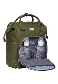 Bolsa de pañales verde oliva con textura acolchada, dos bolsillos frontales para biberones, dos asas y un compartimento con cremallera con forro estampado.