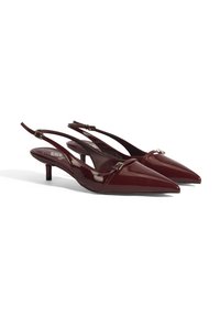 Burgunderfarbene Lackleder-Slingbacks mit einer spitz zulaufenden Zehenpartie, kleinem Kitten Heel und einem Riemen mit dekorativer Hardware auf dem Vorderfuß.