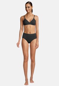 Schwarzer Bralet und hochgeschnittene Slips. Glatter Stoff, minimalistisches Design. Verstellbare Träger und nahtlose Kanten für Komfort.