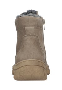 Bottine beige avec cuir lisse et doublure en fourrure grise douce. Présente une fermeture éclair sur le côté et une semelle en caoutchouc texturé pour l'adhérence.