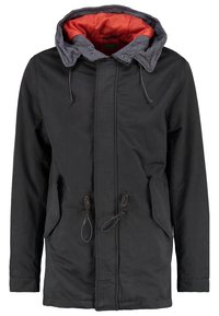 Sort parkajakke med gråt hættefor i orange, frontlynlås, snoretræk ved talje og hætte samt to klaplommer.