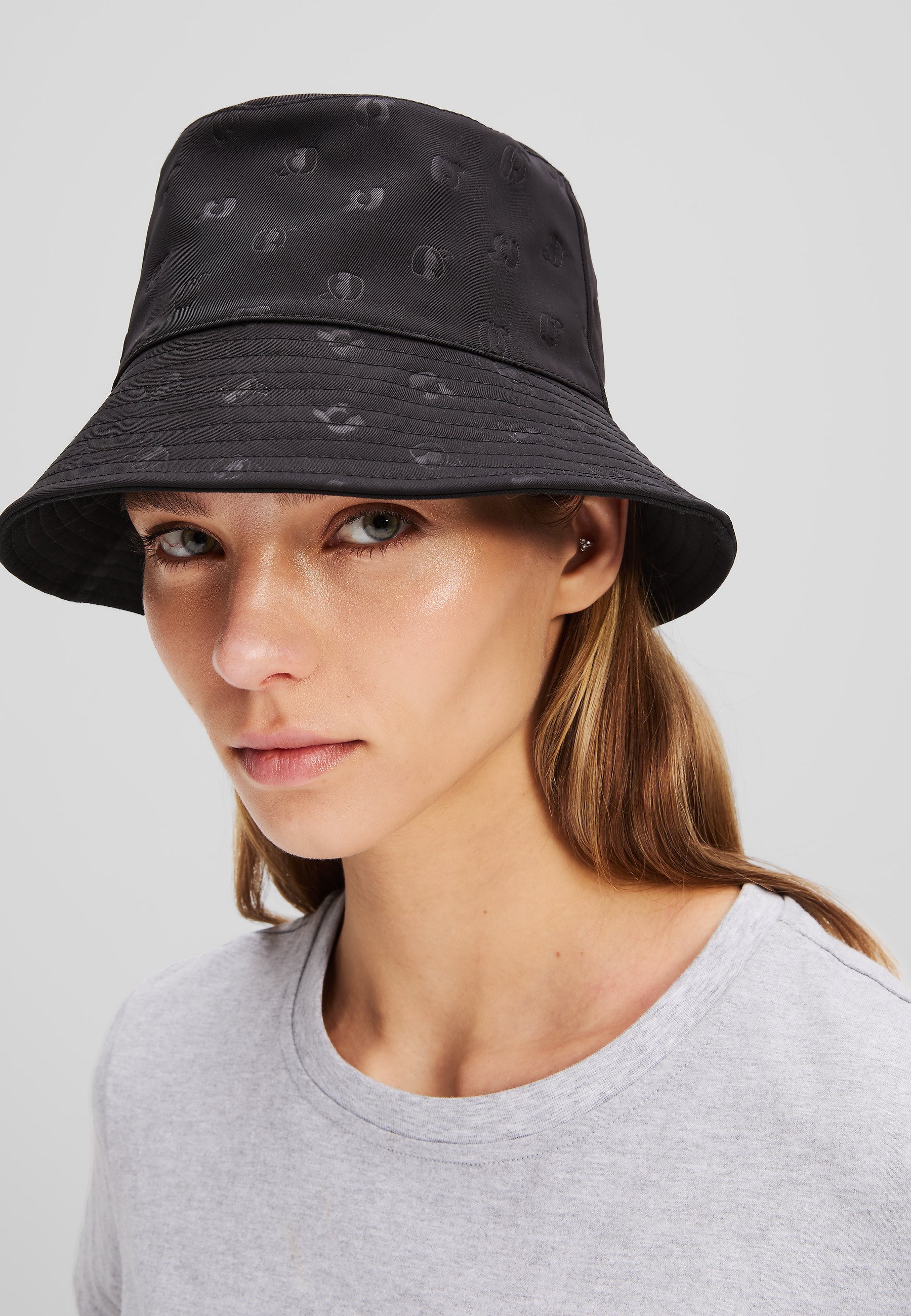 ハット Karl Lagerfeld 235W3412 RUE ST-GUILLAUME NYLON BUCKET Hat KARL LAGERFELD Rue St-Guillaume Reversible Bucket Hat in