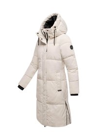Lang beige quilted vinterjakke med hætte, sorte indvendige manchetter, frontlynlås, sidelynlås detalje og branded patches på ærme og lomme.