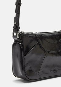 Borsa nera in pelle con un design elegante, forma curvata e dettagli testurizzati sottili. Tracolla regolabile con accenti in metallo argentato.