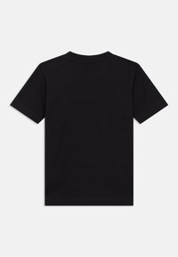 Μαύρο βαμβακερό μπλουζάκι με κοντά μανίκια, στρογγυλό λαιμόκοψη και απλή πλάτη. Χωρίς ορατά σχέδια ή διακοσμητικά στοιχεία. Λεία υφή.