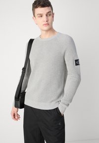 Calvin Klein Jeans BADGE EASY SWEATER - Maglione - gray heather