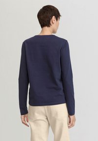 hessnatur Langarmshirt - pflaume