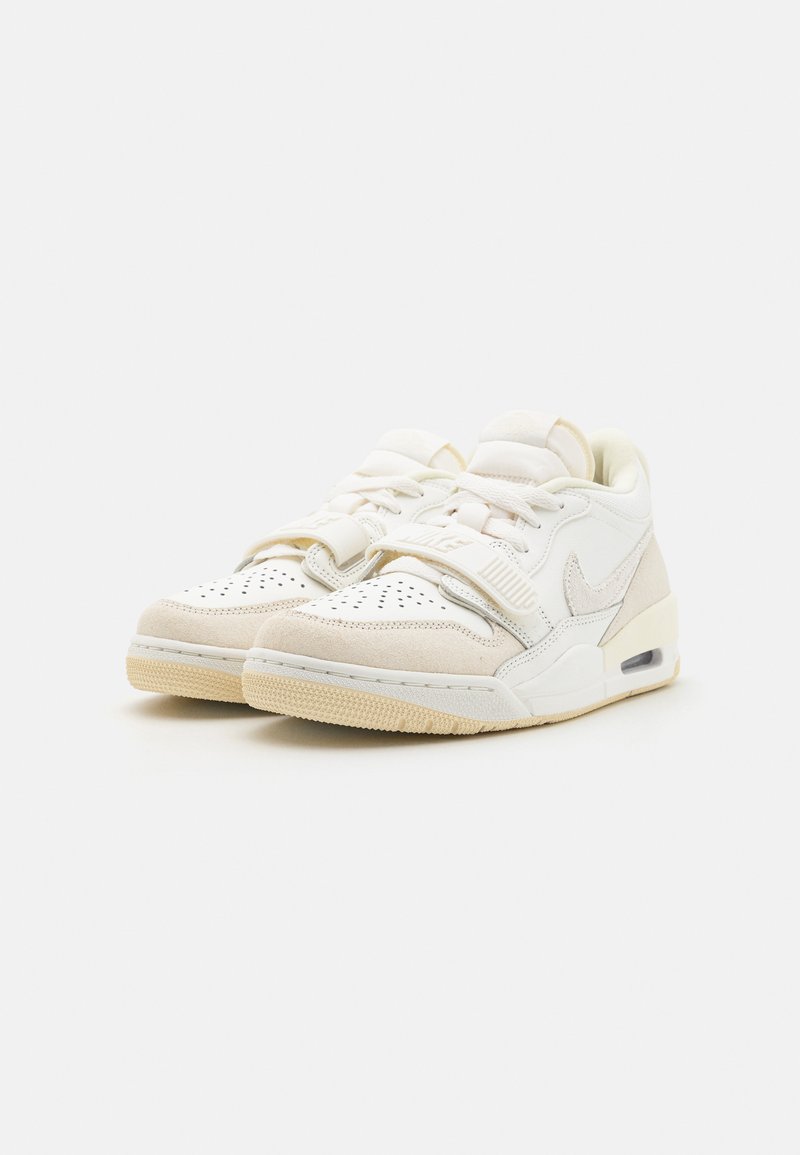 Zapatillas blancas con un upper de ante y cuero texturizado, puntera perforada, cordones planos y suela de goma. Incluye una unidad de aire lateral y acentos claros.