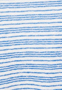 Tissu tricoté blanc avec des rayures bleues horizontales régulièrement espacées créant un motif texturé.