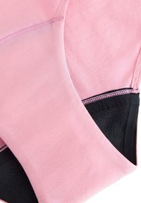 Rosa träningslinne i mjukt tyg med en svart meshpanel och stygnaccent. Slät yta med en åtsittande design.