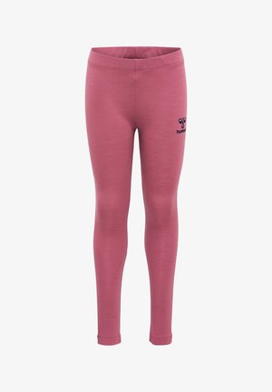 Różowe legginsy wykonane z miękkiego, elastycznego materiału. Posiadają pas i mały czarny detal z logo na lewym udzie. Gładka tekstura.