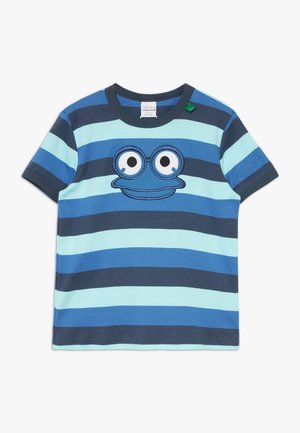 Maglietta a maniche corte per bambini con righe orizzontali blu e verde acqua e una faccia di rana ricamata con grandi occhi sul petto.