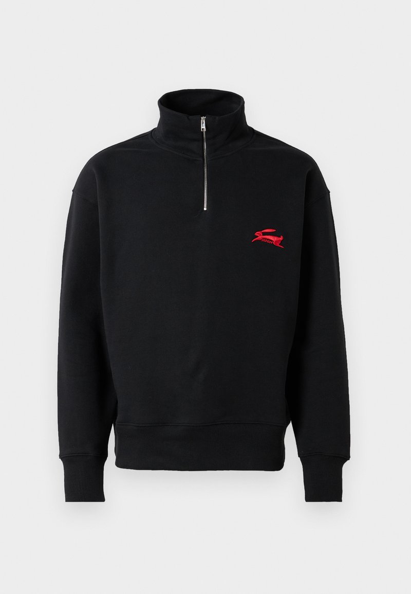 Zwart langemouw pullover sweatshirt met een halve rits bij de nek en een klein rood geborduurd logo op de linkerborst.