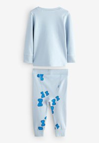 Helles blaues Schlafanzugset mit einem langärmeligen Oberteil mit gerippten Bündchen und passenden Hosen, die mit blauen "z"-Mustern verziert sind. Aus weichem Baumwollmaterial.
