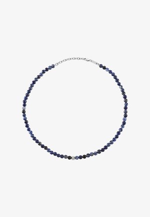 Naszyjnik z paciorków sodalitu w naprzemiennych odcieniach ciemnoniebieskiego i jaśniejszego niebieskiego, z srebrnym akcentem przy zapięciu.