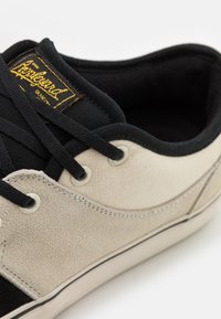 Globe MAHALO - Sapatilhas - black/off-white