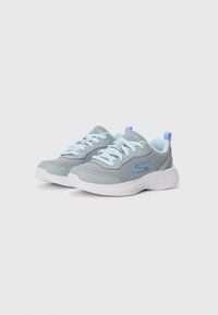 Graue Netzsneaker mit hellblauen Akzenten, runder Zehenpartie, weißer Sohle und hellblauen Schnürsenkeln. Branding ist an der Seite sichtbar.