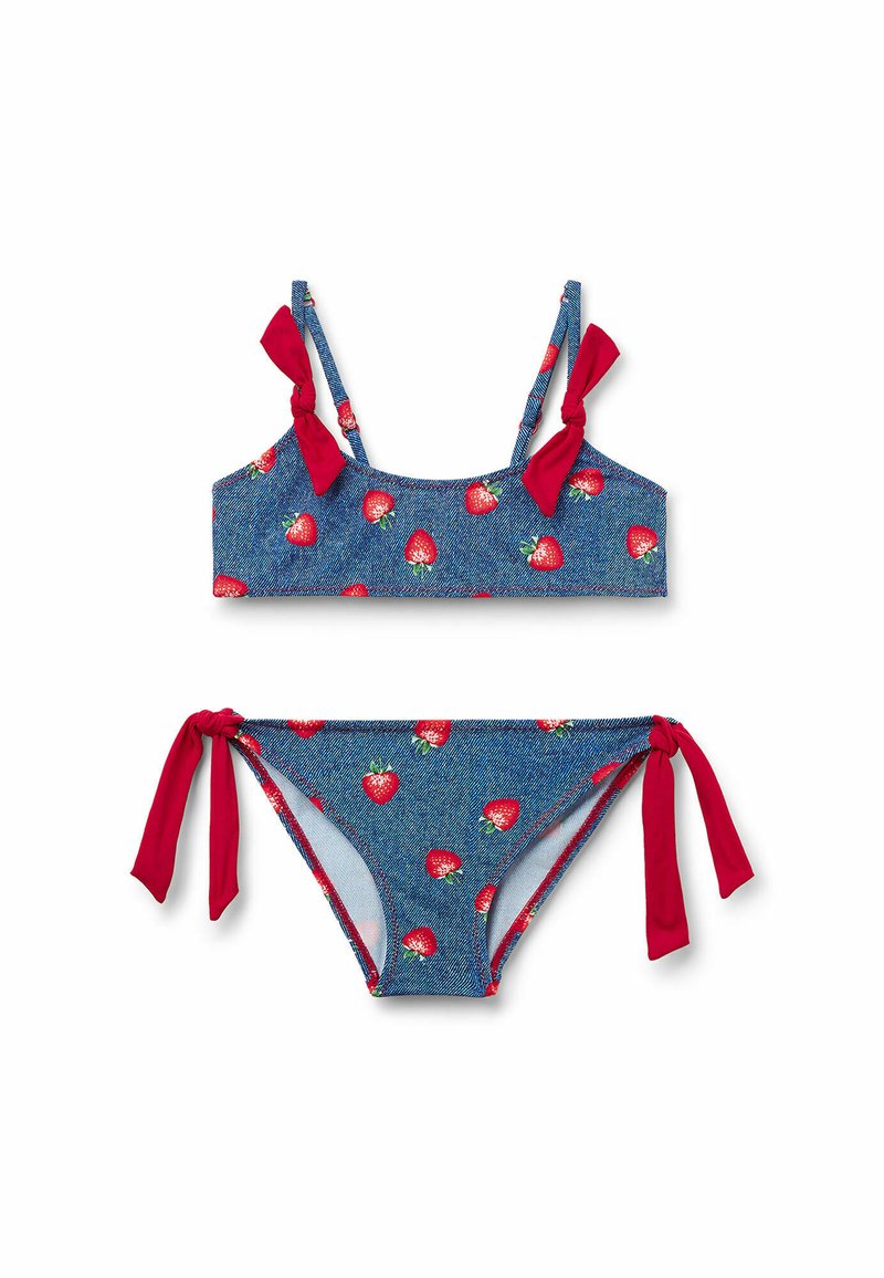 Conjunto de bikini de dos piezas con textura de denim y estampado de fresas. El sujetador tiene tirantes ajustables con lazos rojos; la parte de abajo se ata a los lados.