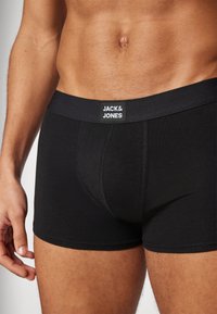 Boxer-briefs noirs en coton doux avec un ajustement confortable. Dotés d'une taille élastique noire ornée du logo "JACK & JONES" à l'avant.