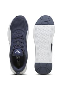 Zapatillas deportivas de la marina con parte superior de malla, puntera redonda, cordones planos y suela de goma blanca con un patrón de agarre texturizado. Detalles de marca mínimos.