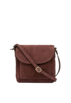 Sac bandoulière en daim marron avec rabat avant et sangle réglable avec boucle ton or, sur fond blanc.