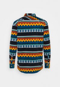 Camisa de botones con un patrón geométrico multicolor en azul, naranja y marrón. Mangas largas con cuello y detalles de puño con botones.