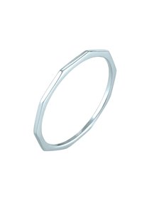Sølv, ottekantet ring med en poleret overflade. Har skarpe vinkler og en glat tekstur, præget med tallet "583."